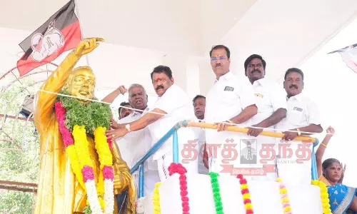 அண்ணா சிலைக்கு மாலை அணிவித்து மரியாதை