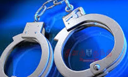 தளி அருகே காரில் புகையிலை பொருட்கள் கடத்திய 2 பேர் கைது தளி அருகே காரில் புகையிலை பொருட்கள் கடத்திய 2 பேர் கைது