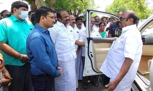 நடுவழியில் காரை நிறுத்தி    கலெக்டர், எம்.எல்.ஏ.விடம் அமைச்சர் எ.வ.வேலு திடீர் ஆலோசனை    பள்ளி மாணவர்களுக்கு காலை சிற்றுண்டி வழங்கும் திட்டம் குறித்து கேட்டறிந்தார்