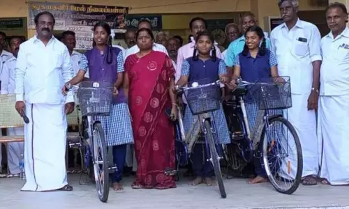 ரிஷிவந்தியம், கச்சிராயப்பாளையம் பகுதி அரசு பள்ளி மாணவர்களுக்கு விலையில்லா சைக்கிள் எம்.எல்.ஏ.க்கள் வசந்தம் கார்த்திகேயன், உதயசூரியன் வழங்கினர் ரிஷிவந்தியம், கச்சிராயப்பாளையம் பகுதி அரசு பள்ளி மாணவர்களுக்கு விலையில்லா சைக்கிள் எம்.எல்.ஏ.க்கள் வசந்தம் கார்த்திகேயன், உதயசூரியன் வழங்கினர்