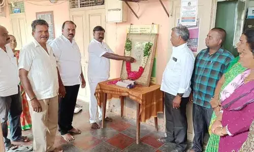 தி.மு.க., அ.தி.மு.க. சார்பில் அண்ணா பிறந்தநாள் விழா தி.மு.க., அ.தி.மு.க. சார்பில் அண்ணா பிறந்தநாள் விழா