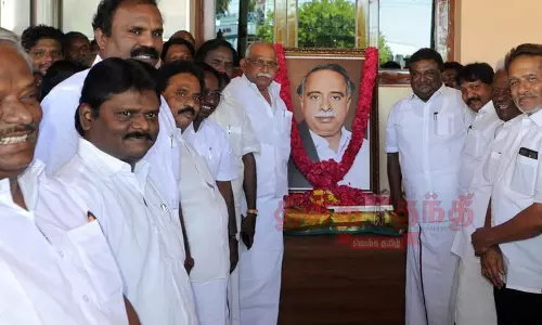 அண்ணா உருவப்படம், சிலைக்கு மாலை அணிவித்து மரியாதை அண்ணா உருவப்படம், சிலைக்கு மாலை அணிவித்து மரியாதை