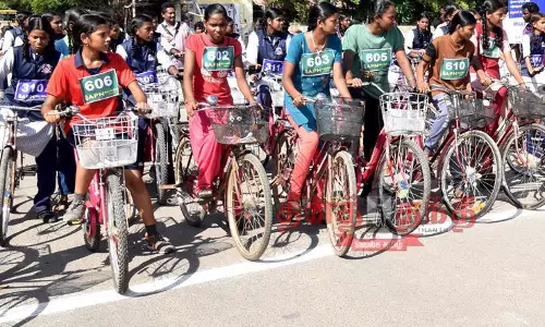 பள்ளி மாணவர்களுக்கு சைக்கிள் போட்டி