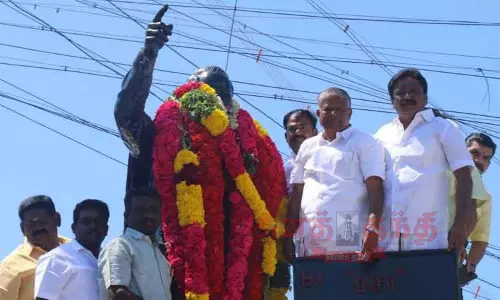 அண்ணா சிலைக்கு அரசியல் கட்சியினர் மாலை அணிவித்து மரியாதை