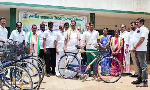 பள்ளி மாணவர்களுக்கு இலவச சைக்கிள் பள்ளி மாணவர்களுக்கு இலவச சைக்கிள்