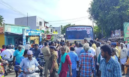 கோபி அருகே விவசாயிகள் திடீர் சாலை மறியல்; நெல் கொள்முதல் செய்யாததை கண்டித்து போராட்டம்