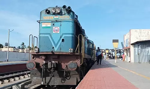 சென்டிரல்-ரேணிகுண்டா இடையே ரெயில் சோதனை ஓட்டம் - பயணிகளுக்கு தெற்கு ரெயில்வே எச்சரிக்கை சென்டிரல்-ரேணிகுண்டா இடையே ரெயில் சோதனை ஓட்டம் - பயணிகளுக்கு தெற்கு ரெயில்வே எச்சரிக்கை