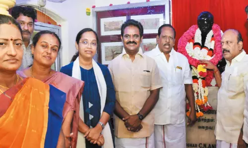 பேரறிஞர் அண்ணா நினைவு இல்லத்தில் உருவ சிலைக்கு மாலை அணிவித்து மரியாதை பேரறிஞர் அண்ணா நினைவு இல்லத்தில் உருவ சிலைக்கு மாலை அணிவித்து மரியாதை