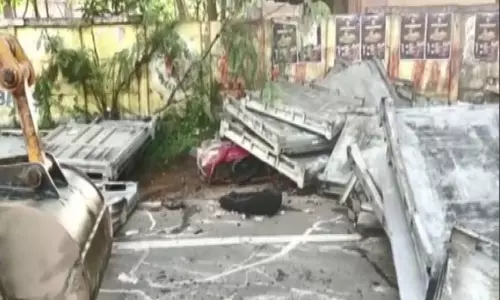 கேரளாவில் ஓடும் லாரியில் இருந்து இரும்பு ஷீட்கள் விழுந்து இருவர் உயிரிழப்பு