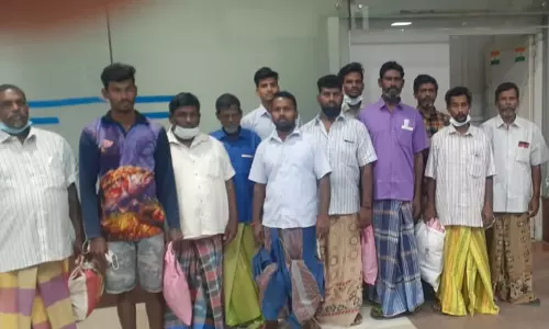 இலங்கை சிறையில் இருந்து விடுவிக்கப்பட்ட 12 நாகை மீனவா்கள் சென்னை வந்தனா்