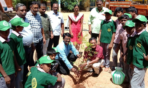 உலக ஓசோன் தினத்தையொட்டி மரக்கன்று நடும் விழா உலக ஓசோன் தினத்தையொட்டி மரக்கன்று நடும் விழா