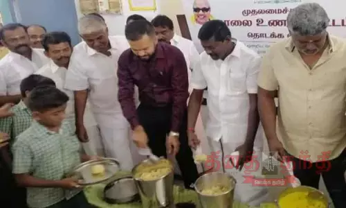 அரசு பள்ளியில் காலை உணவு திட்டம்; கலெக்டர் ஆகாஷ் தொடங்கி வைத்தார் அரசு பள்ளியில் காலை உணவு திட்டம்; கலெக்டர் ஆகாஷ் தொடங்கி வைத்தார்