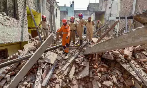 டெல்லியில் வீடு இடிந்து விழுந்து விபத்து - 7 பேர் படுகாயம் டெல்லியில் வீடு இடிந்து விழுந்து விபத்து - 7 பேர் படுகாயம்