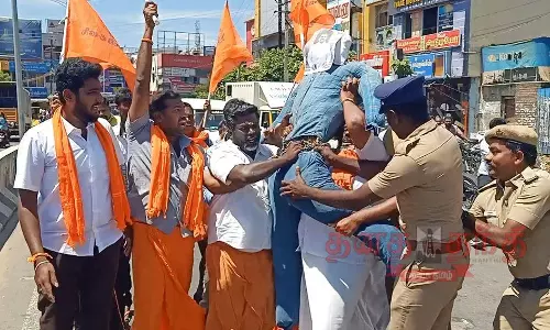 சிவசேனா கட்சி சார்பில் ஆ.ராசா எம்.பி. உருவபொம்மையை எரிக்க முயற்சி சிவசேனா கட்சி சார்பில் ஆ.ராசா எம்.பி. உருவபொம்மையை எரிக்க முயற்சி