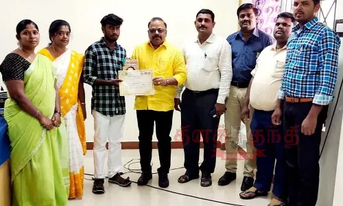 அரசு கல்லூரி மாணவருக்கு பாராட்டு