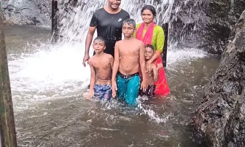 பெரியகுளம் அருகே  கும்பக்கரை அருவியில் குளித்து மகிழ்ந்த சுற்றுலா பயணிகள் பெரியகுளம் அருகே  கும்பக்கரை அருவியில் குளித்து மகிழ்ந்த சுற்றுலா பயணிகள்