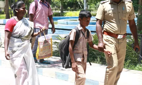கலெக்டர் அலுவலகத்தில் 2 மகன்களுடன் தாய் திடீர் தர்ணா கலெக்டர் அலுவலகத்தில் 2 மகன்களுடன் தாய் திடீர் தர்ணா