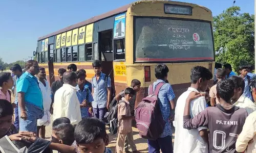 அரசு பஸ் கண்ணாடியை மாணவர்கள் உடைத்ததால் பரபரப்பு அரசு பஸ் கண்ணாடியை மாணவர்கள் உடைத்ததால் பரபரப்பு