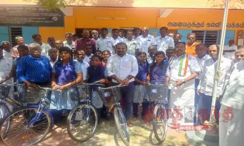 மாணவ-மாணவிகளுக்கு இலவச சைக்கிள் மாணவ-மாணவிகளுக்கு இலவச சைக்கிள்