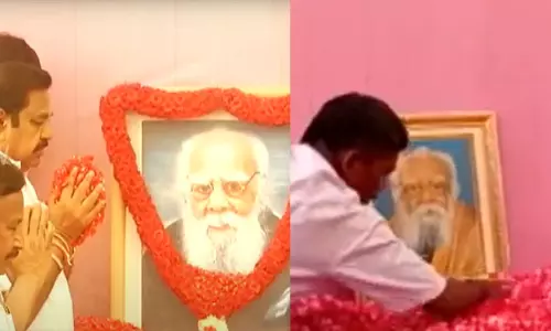 பெரியாருக்கு மரியாதை செலுத்திய ஈபிஎஸ்.. ஓபிஎஸ் வருவதற்குள் புகைப்படத்தை கையோடு எடுத்துச்சென்ற ஈபிஎஸ் தரப்பு..!