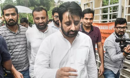 டெல்லி அரசு மீது தொடர்ந்து பாயும் ஊழல் வழக்குகள்! எம்.எல்.ஏ அமானதுல்லா கைது - மத்திய அரசு மீது ஆம் ஆத்மி குற்றச்சாட்டு