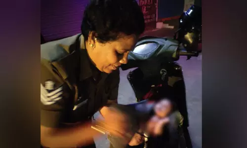 ஆதரவற்ற பெண்ணிற்கு பிரசவம் பார்த்த பெண் போலீஸ்..! அழகான பெண் குழந்தை பிறந்தது ஆதரவற்ற பெண்ணிற்கு பிரசவம் பார்த்த பெண் போலீஸ்..! அழகான பெண் குழந்தை பிறந்தது