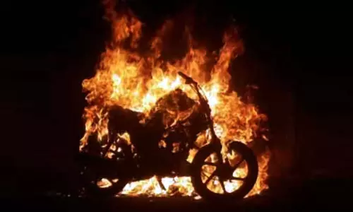 திருவள்ளூர் அருகே 3 மோட்டார் சைக்கிள்களுக்கு தீ வைப்பு