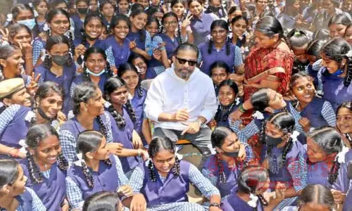 பெண்கள் சாதனை படைக்க முன்வர வேண்டும்