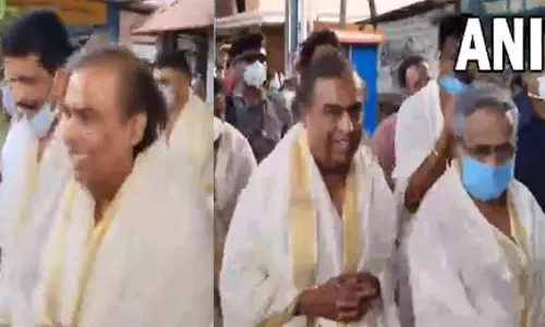 திருப்பதியை தொடர்ந்து கேரளா குருவாயூர் கோவிலில் முகேஷ் அம்பானி சாமி தரிசனம்