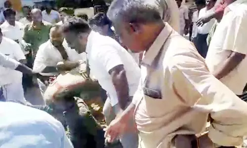 பா.ஜனதா கொடிக்கம்பம் அகற்றம் - கல்வெட்டு திறக்க தி.மு.க.வினர் எதிர்ப்பு பா.ஜனதா கொடிக்கம்பம் அகற்றம் - கல்வெட்டு திறக்க தி.மு.க.வினர் எதிர்ப்பு