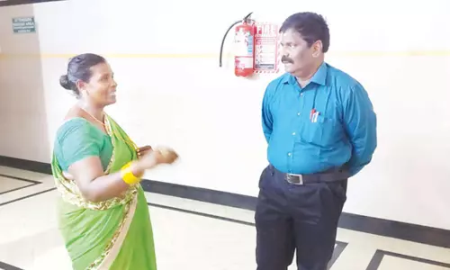 திருச்செந்தூர் அரசு ஆஸ்பத்திரியில் நிறைமாத கர்ப்பிணி அலைக்கழிக்கப்பட்டதாக பரபரப்பு; மருத்துவ நலப்பணிகள் இணை இயக்குனர் நேரில் விசாரணை திருச்செந்தூர் அரசு ஆஸ்பத்திரியில் நிறைமாத கர்ப்பிணி அலைக்கழிக்கப்பட்டதாக பரபரப்பு; மருத்துவ நலப்பணிகள் இணை இயக்குனர் நேரில் விசாரணை