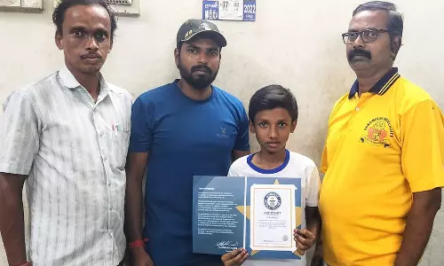 ரோலர் ஸ்கேட்டிங்கில் கின்னஸ் சாதனை:  பழனி மாணவனுக்கு பாராட்டு