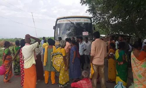 குடிநீர் கேட்டு அரசு பஸ்சை சிறைபிடித்த கிராம மக்கள் குடிநீர் கேட்டு அரசு பஸ்சை சிறைபிடித்த கிராம மக்கள்