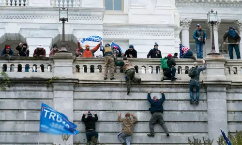 அமெரிக்க நாடாளுமன்ற தாக்குதலில் ஈடுபட்ட நபருக்கு 5 ஆண்டுகள் சிறைத்தண்டனை..!! அமெரிக்க நாடாளுமன்ற தாக்குதலில் ஈடுபட்ட நபருக்கு 5 ஆண்டுகள் சிறைத்தண்டனை..!!