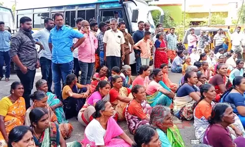 சுடுகாட்டுக்கு பாதை கேட்டு கிராம மக்கள் சாலை மறியல்