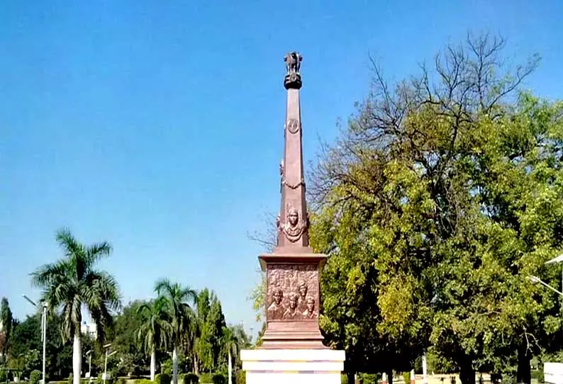 மரத்வாடா சுதந்திர தின கொண்டாட்டம்: நிஜாம் ஆட்சிக்கு எதிராக 25 லட்சம் பேரீச்ச மரங்களை வெட்டிய தலித்துகள் - நினைவு கூர்ந்த சுதந்திர போராட்ட வீரர் மரத்வாடா சுதந்திர தின கொண்டாட்டம்: நிஜாம் ஆட்சிக்கு எதிராக 25 லட்சம் பேரீச்ச மரங்களை வெட்டிய தலித்துகள் - நினைவு கூர்ந்த சுதந்திர போராட்ட வீரர்