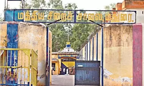 மதுரை சிறையில் போலீசார் திடீர் சோதனை; கஞ்சா, செல்போன் பறிமுதல் மதுரை சிறையில் போலீசார் திடீர் சோதனை; கஞ்சா, செல்போன் பறிமுதல்