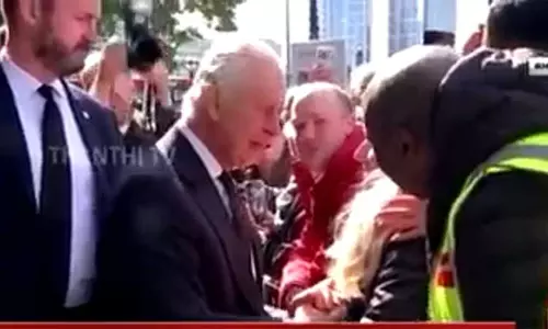 ராணி எலிசபெத் உடலுக்கு அஞ்சலி செலுத்த காத்திருத்த மக்களுக்கு மன்னர் சார்லஸ் செய்த செயல்...! ராணி எலிசபெத் உடலுக்கு அஞ்சலி செலுத்த காத்திருத்த மக்களுக்கு மன்னர் சார்லஸ் செய்த செயல்...!