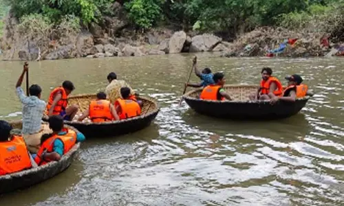 ஒகேனக்கல்லில் பரிசல் பயணம் செய்து மகிழும் சுற்றுலா பயணிகள் ஒகேனக்கல்லில் பரிசல் பயணம் செய்து மகிழும் சுற்றுலா பயணிகள்