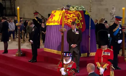 ராணி எலிசபெத்தின் 8 பேரக்குழந்தைகள் சவப்பெட்டியை சுற்றி நின்று மரியாதை செய்த காட்சி..! ராணி எலிசபெத்தின் 8 பேரக்குழந்தைகள் சவப்பெட்டியை சுற்றி நின்று மரியாதை செய்த காட்சி..!