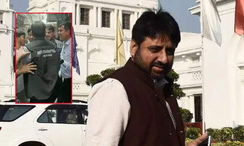 லஞ்ச ஒழிப்பு அதிகாரியை தள்ளி விட்ட விவகாரம்:  ஆம் ஆத்மி எம்.எல்.ஏ. ஆதரவாளர்கள் மீது பாய்ந்தது வழக்கு