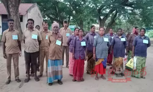 குறைந்தபட்ச ஊதிய உயர்வு கேட்டு  கோரிக்கை அட்டை அணிந்து பணிபுரிந்த தூய்மை பணியாளர்கள்  வேலை நிறுத்தத்தில் ஈடுபடுவது குறித்து இன்று ஆலோசனை