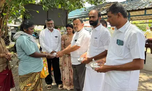 பொள்ளாச்சி நகர பா.ஜனதா சார்பில் தூய்மை பணியாளர்களுக்கு அன்னதானம்