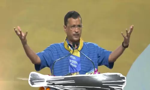 குஜராத் தேர்தல்: தோல்வி பயம் காரணமாக ஆம் ஆத்மியை நசுக்க பாஜக முயற்சிக்கிறது- கெஜ்ரிவால் குற்றச்சாட்டு குஜராத் தேர்தல்: தோல்வி பயம் காரணமாக ஆம் ஆத்மியை நசுக்க பாஜக முயற்சிக்கிறது- கெஜ்ரிவால் குற்றச்சாட்டு