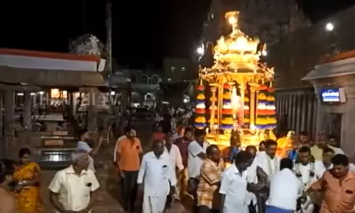பிரதமர் மோடிக்கு நீண்ட ஆயுள் வேண்டி கோயிலில் தங்கத் தேர் இழுத்த பாஜகவினர் பிரதமர் மோடிக்கு நீண்ட ஆயுள் வேண்டி கோயிலில் தங்கத் தேர் இழுத்த பாஜகவினர்