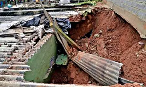 தானேயில் சுவர் இடிந்து விழுந்து 3 குடிசை வீடுகள் சேதம்