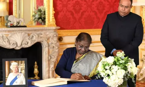 இங்கிலாந்து ராணி 2-ம் எலிசபெத்துக்கான இரங்கல் புத்தகத்தில் இந்திய ஜனாதிபதி முர்மு கையெழுத்திட்டார் இங்கிலாந்து ராணி 2-ம் எலிசபெத்துக்கான இரங்கல் புத்தகத்தில் இந்திய ஜனாதிபதி முர்மு கையெழுத்திட்டார்