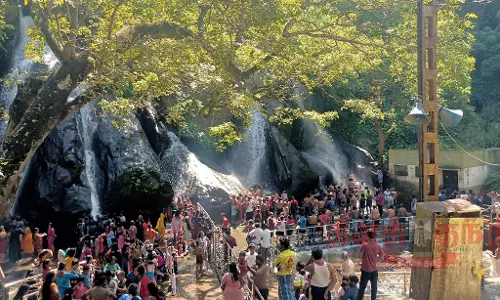 சுற்றுலா பயணிகள் குதூகல குளியல்