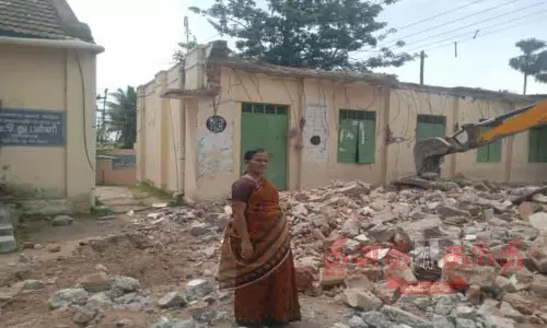 புளியம்பட்டியில் பொக்லைன் எந்திரம் மூலம் பழுதான அரசு பள்ளிக்கூட கட்டிடம் இடித்து அகற்றம் புளியம்பட்டியில் பொக்லைன் எந்திரம் மூலம் பழுதான அரசு பள்ளிக்கூட கட்டிடம் இடித்து அகற்றம்