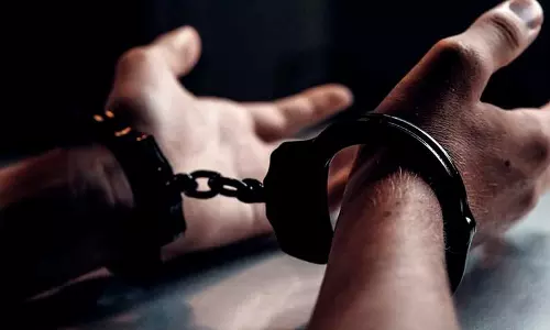 பாந்திராவில் முதியவரை துப்பாக்கியால் சுட்ட ரெயில்வே ஊழியர் கைது- உத்தரபிரதேசத்தில் சிக்கினார்